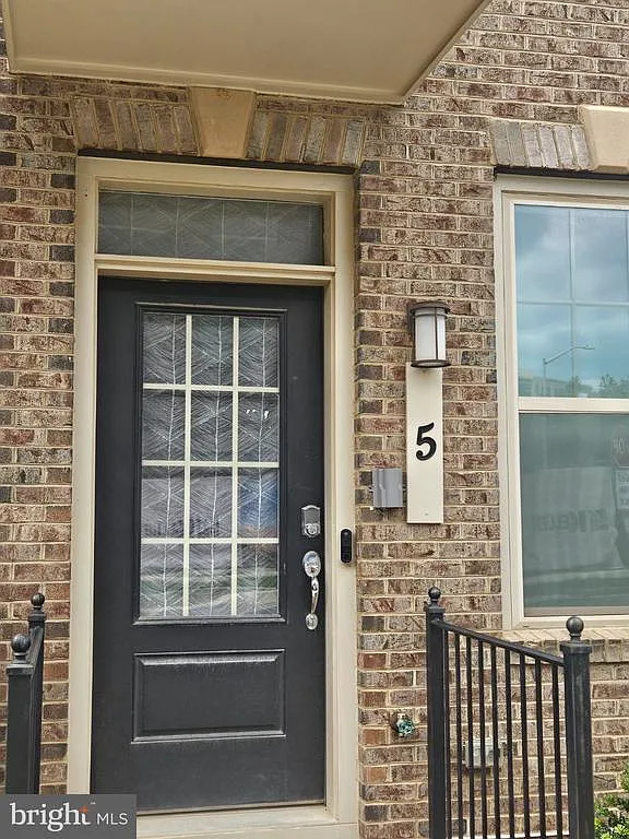 3 bed, 3.5 bath, 1632 sqft, $4,300 — Photo 2