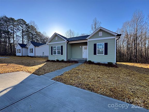 3rd image of 709 Queens Ct