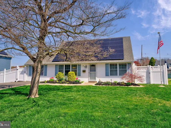 42 Quail Rd, Levittown, PA 19057