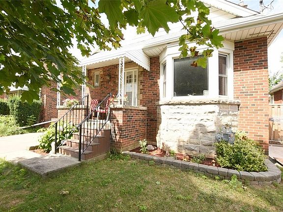 3rd image of 44 Crosthwaite Ave S