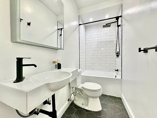 Rented by Astoria Realty | media 20