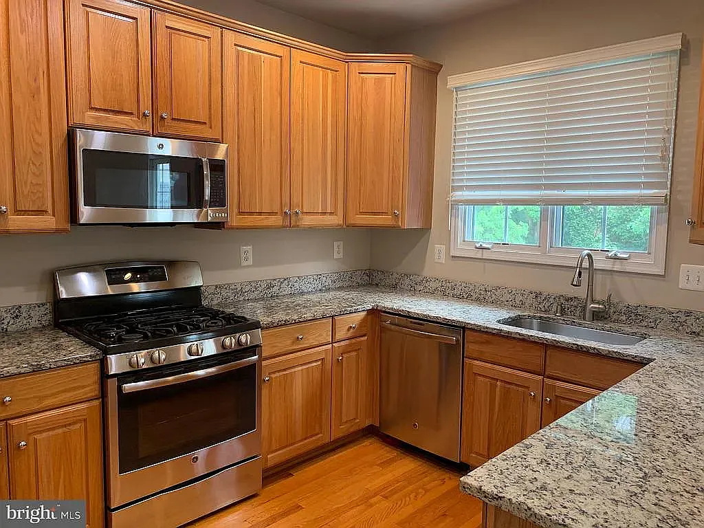 3 bed, 3.5 bath, 2700 sqft, $4,500 — Photo 4