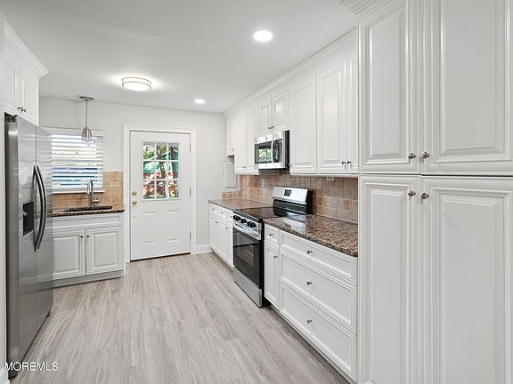 4th image of 59E Buckingham Drive