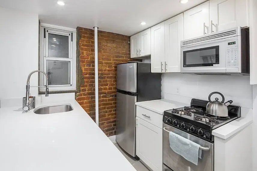 Building Photo - 218 E 84th St #1B