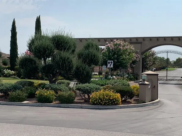 8562 Serrano Ave, Hanford, CA 93230