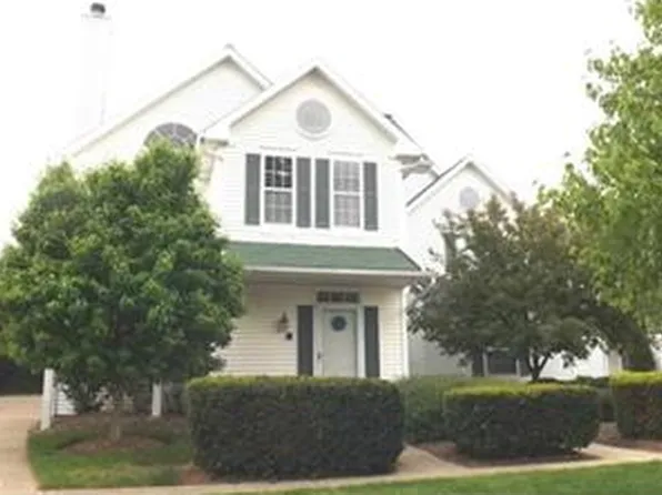 244 Vista Cir #15B, North Olmsted, OH 44070