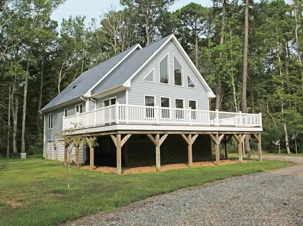 900 Clark Point Dr, White Stone, VA 22578