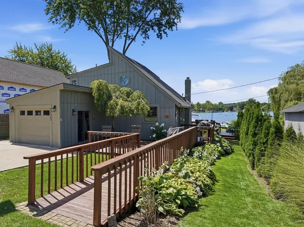 2123 Hampton St, White Lake, MI 48386