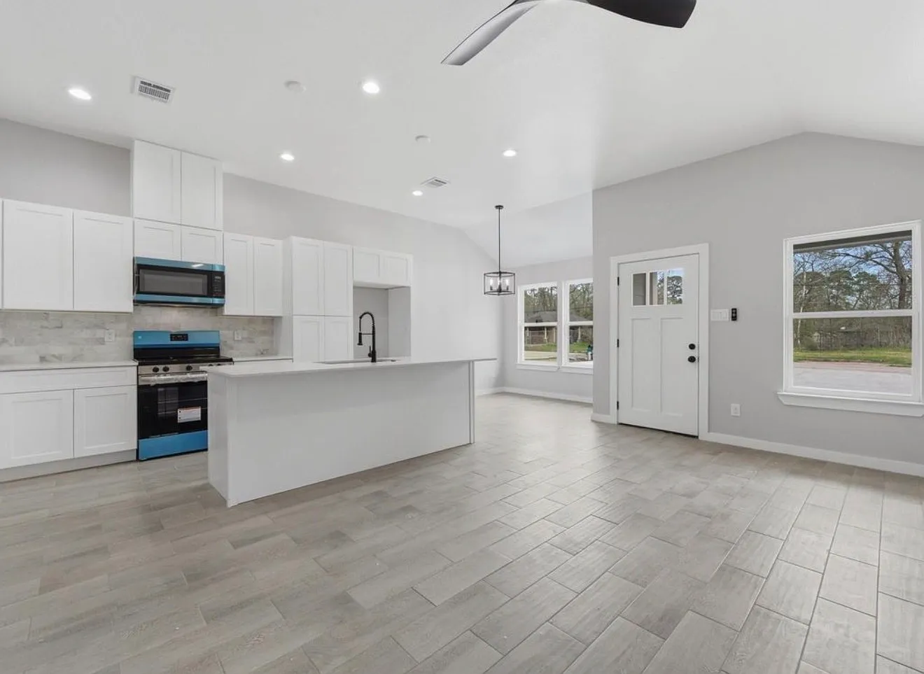 3 bed, 1212 sqft, $1,650 — Photo 2