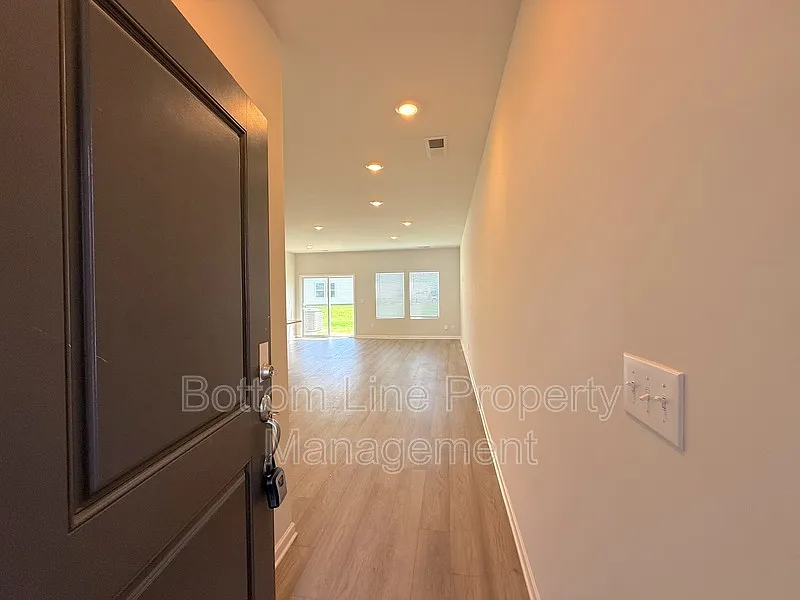 3 bed, 2.5 bath, 1608 sqft, $2,095 — Photo 3