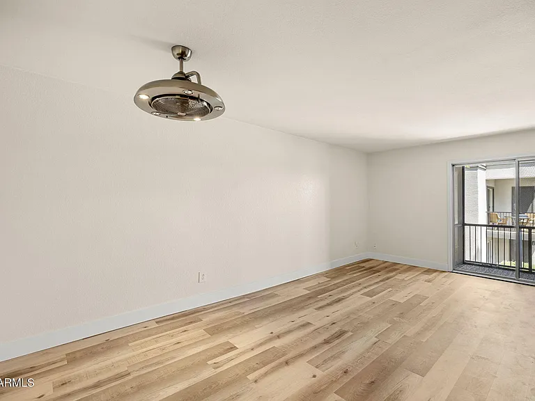 740 W Elm St #207 — Photo 8