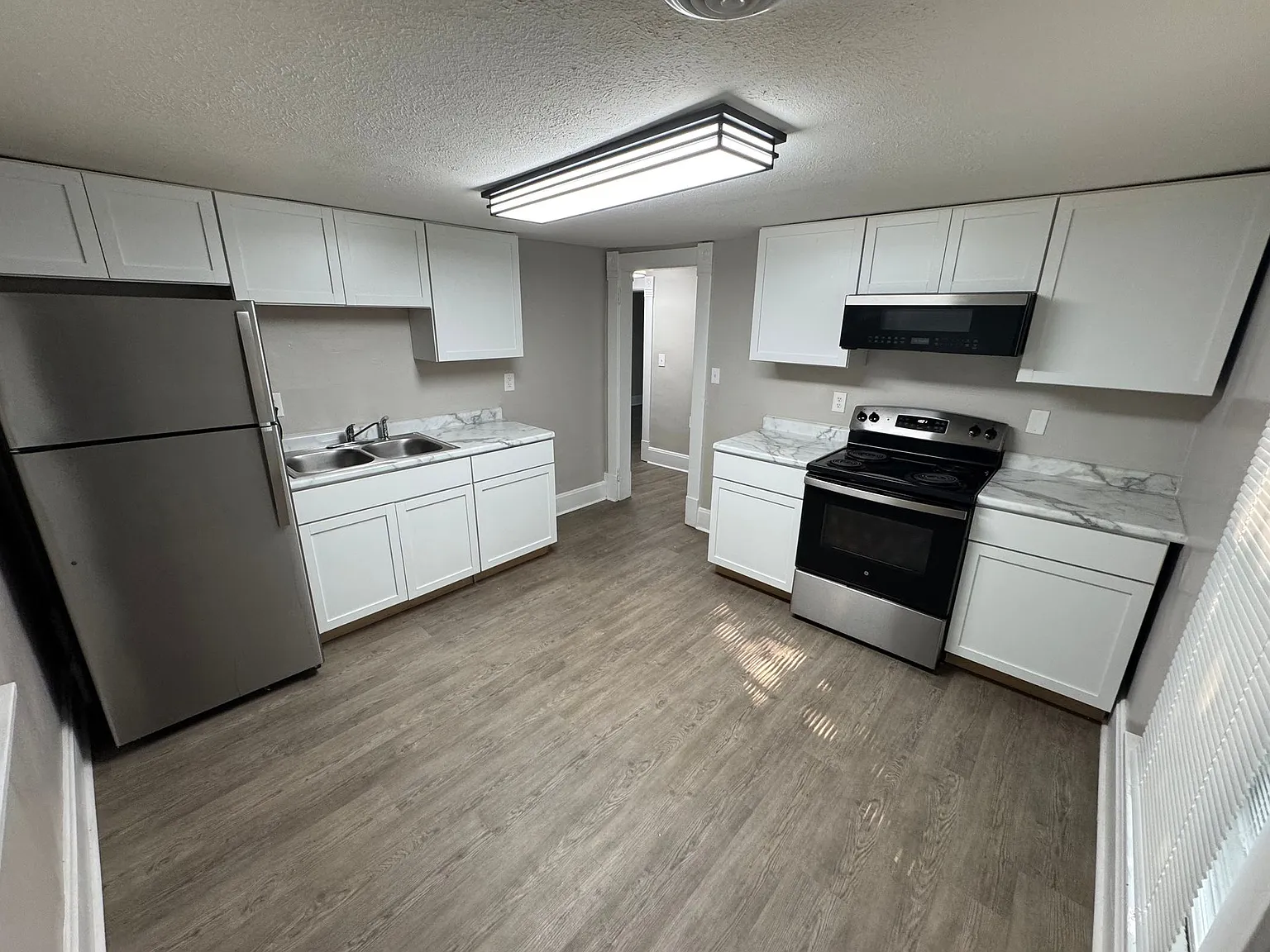 1601 Hart St--Pineapple — Photo 1