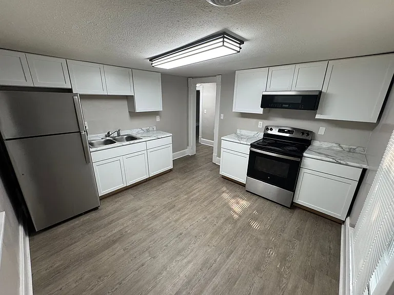 1601 Hart St--Pineapple — Photo 1