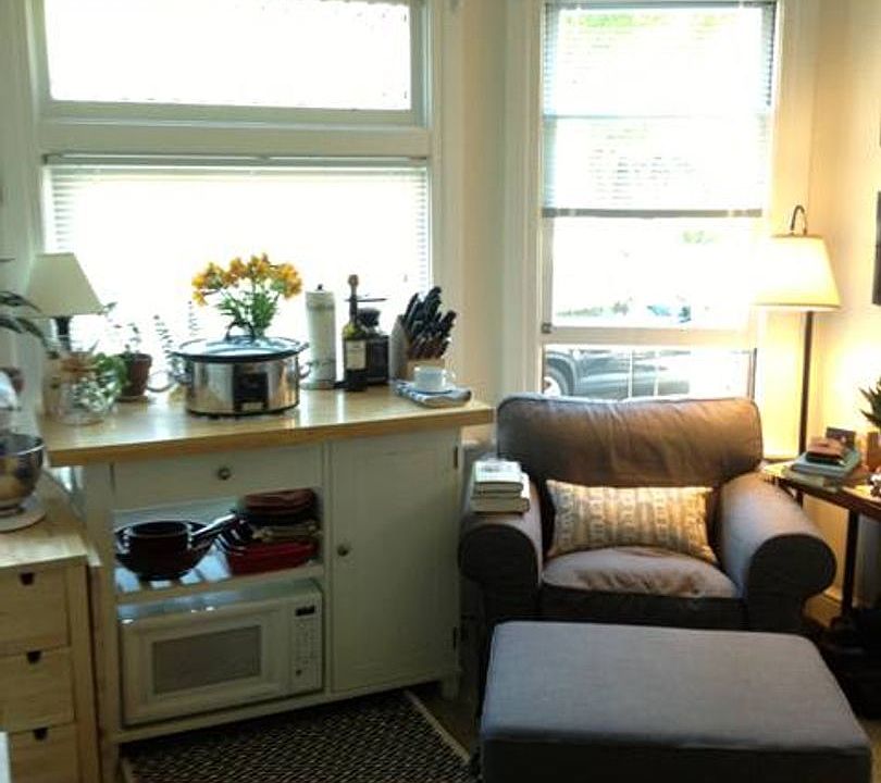 2nd image of 628 Waverley St APT D