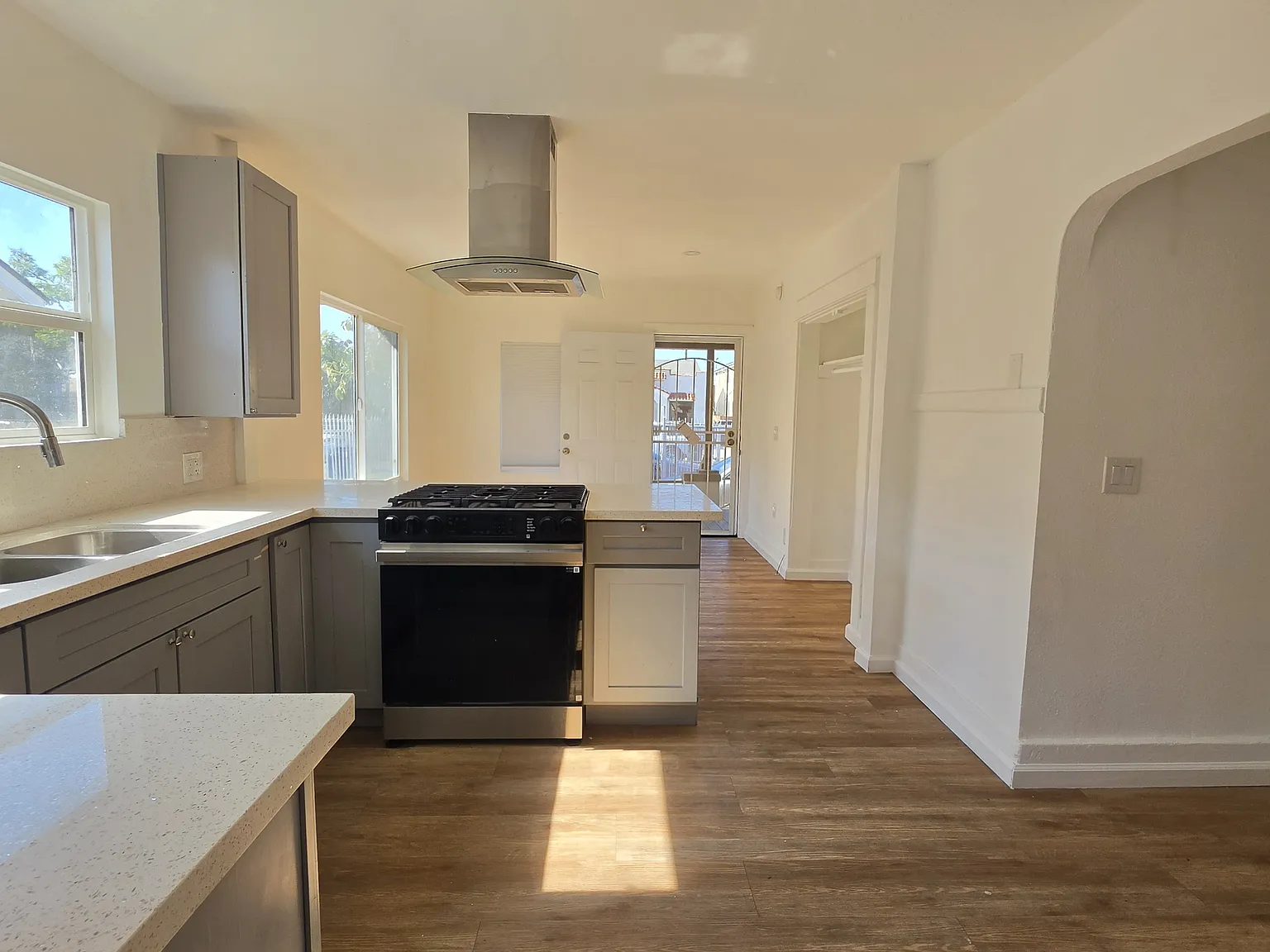 2 bed, 750 sqft, $2,295 — Photo 3