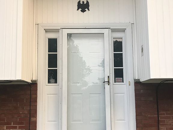3rd image of 695 Gordon Dr