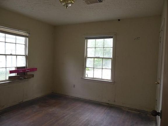 3rd image of 307 W Houston Ave