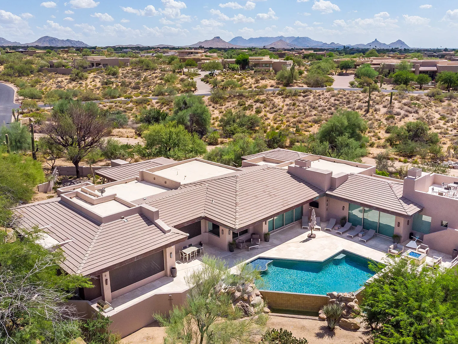 4 bed, 5.5 bath, 5495 sqft, $10,000 — Photo 1
