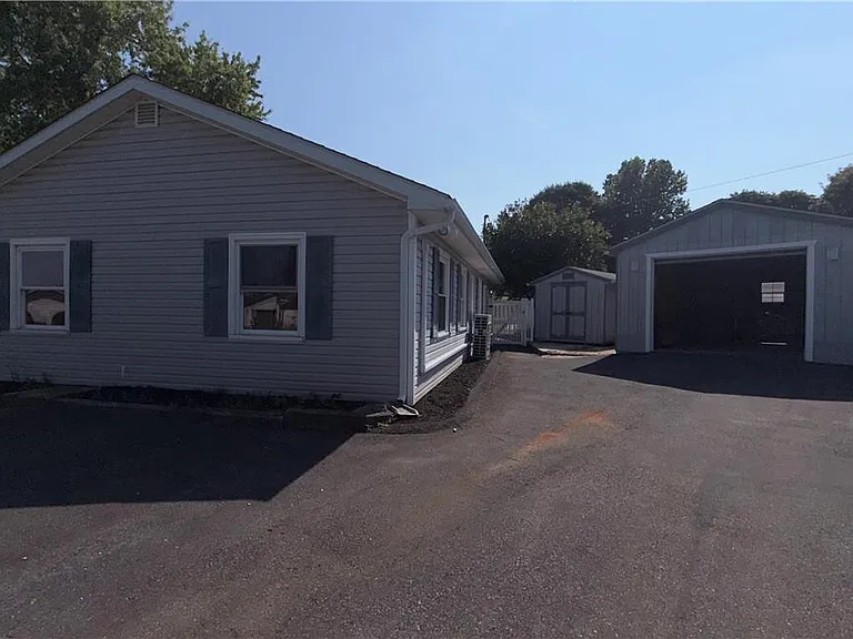 49 Seyfried Ave — Photo 30