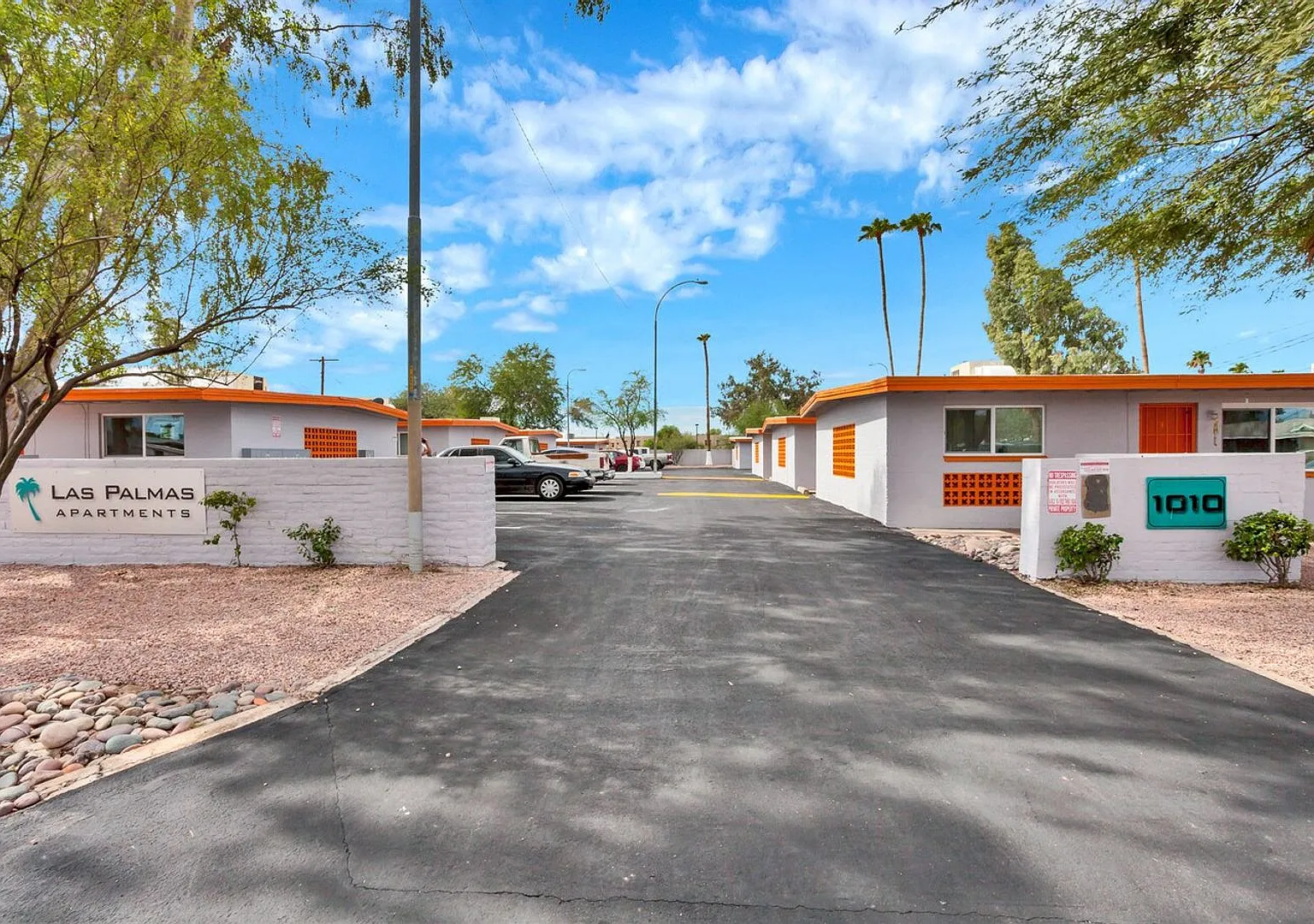 Las Palmas Apartments — Photo 1