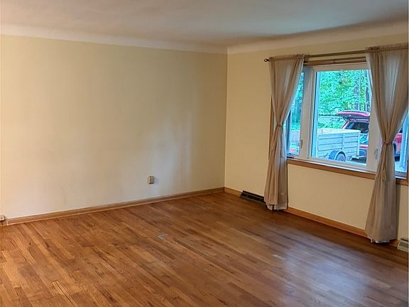 5th image of 22998 Alexander Rd