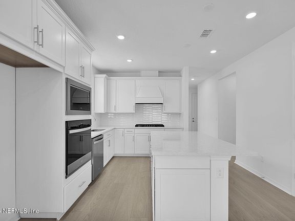 5th image of 304 FAIRLAKE Circle