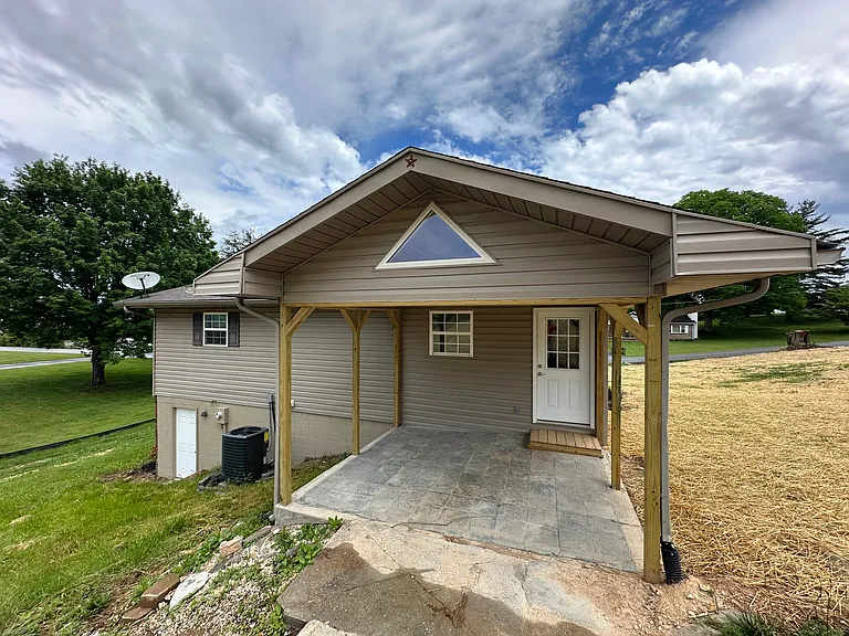 206 Russell Rd S — Photo 2
