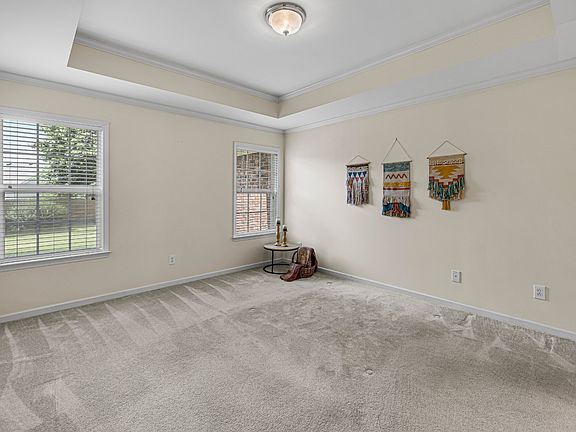 4th image of 528 Village Green Cir