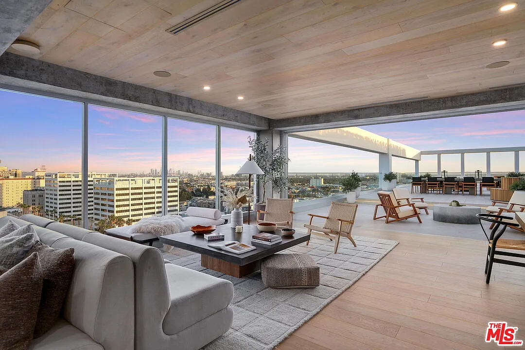 Building Photo - 7135 Hollywood Blvd #E