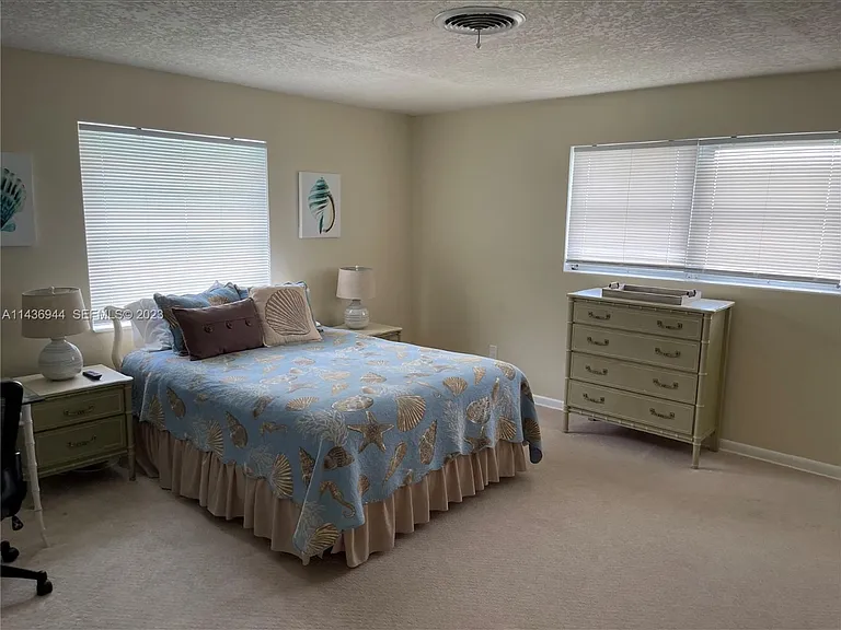 1241 Manor Dr — Photo 9