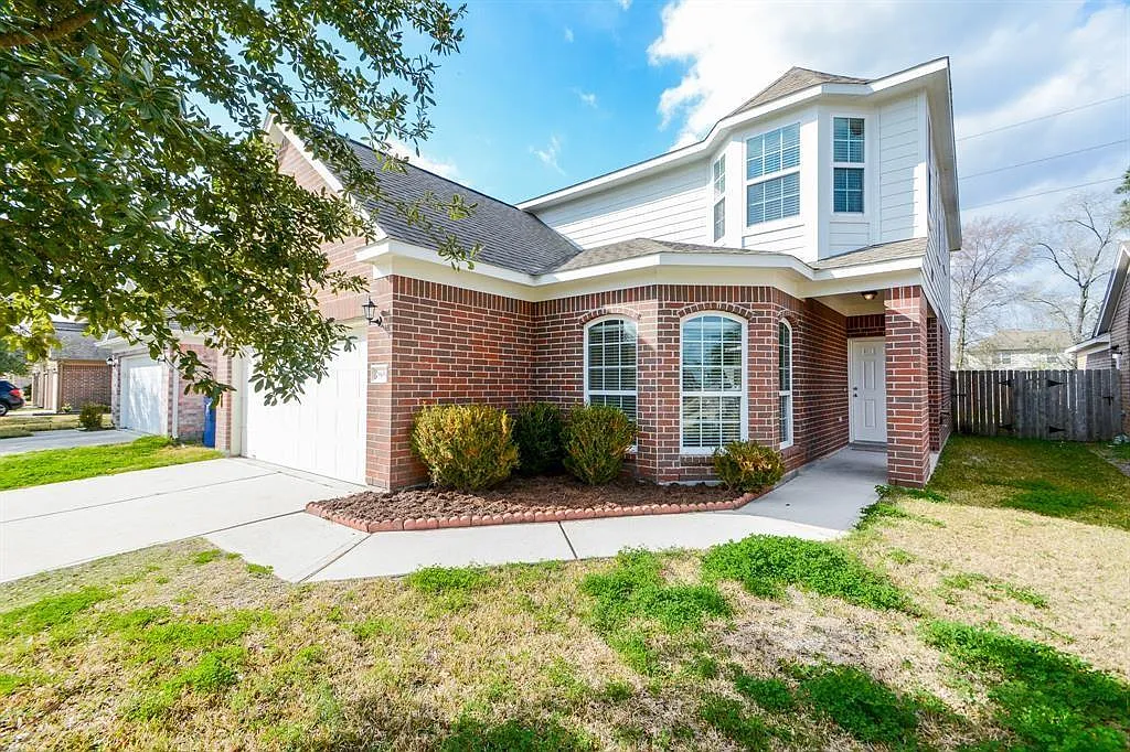 4 bed, 2.5 bath, 2442 sqft, $2,200 — Photo 2