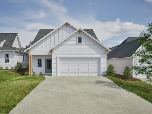1061 Woodland Ln, Opelika, AL 36801