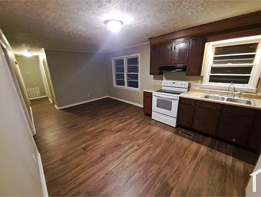 3 bed, 1025 sqft, $1,300 — Photo 4