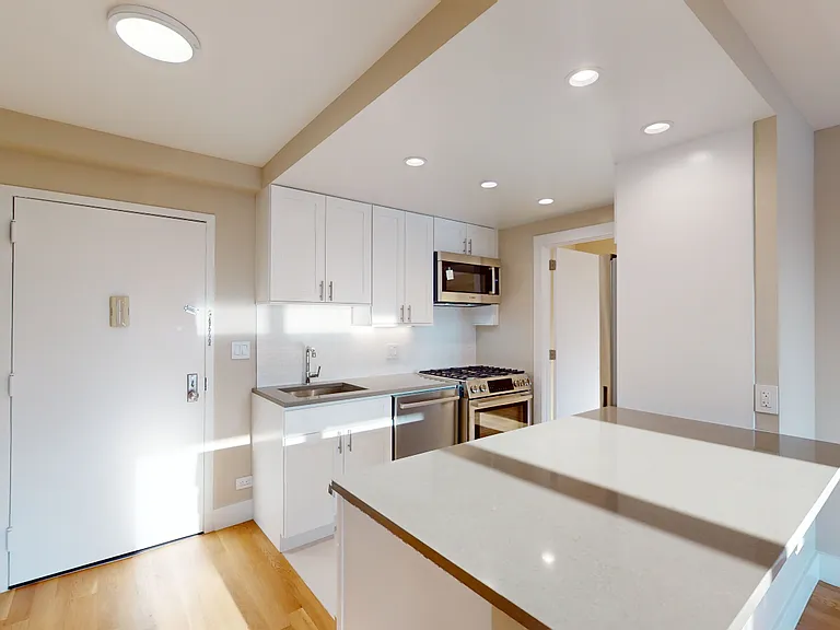 310 Greenwich St #20G — Photo 5