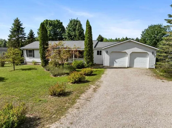 7126 S Pleasantview Rd, Harbor Springs, MI 49740