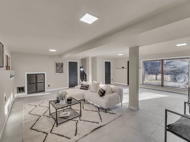 1011 Washington Ave S — Photo 6