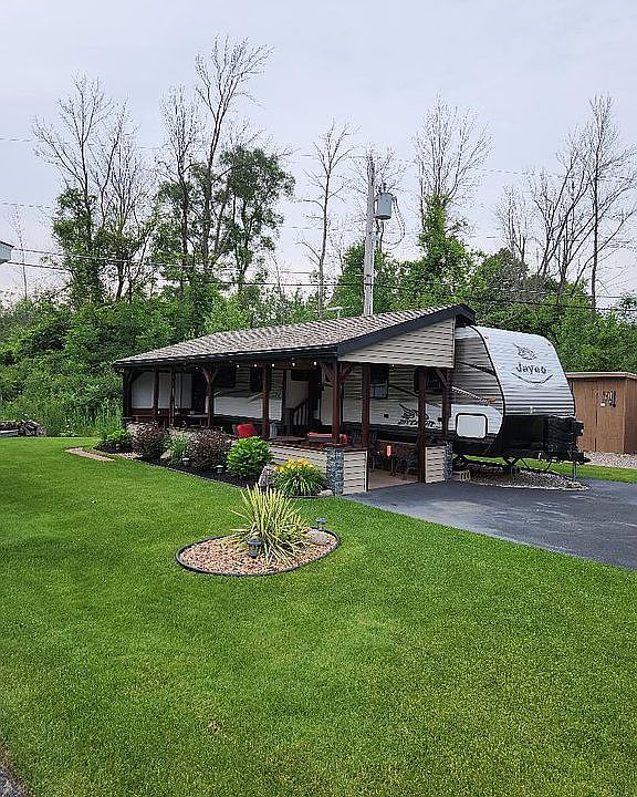 1st image of 28 Thornwood Ln