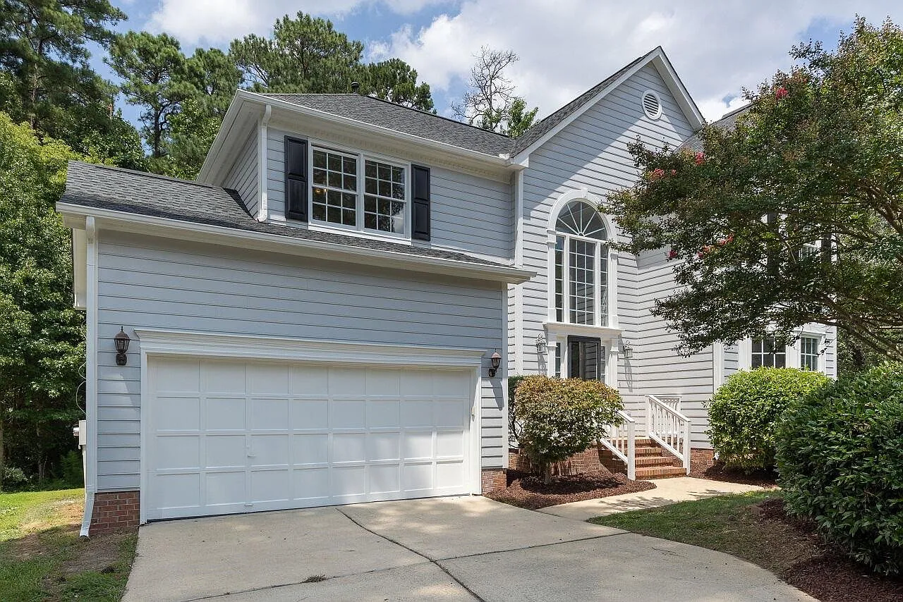 4 bed, 2.5 bath, 2520 sqft, $2,700 — Photo 2