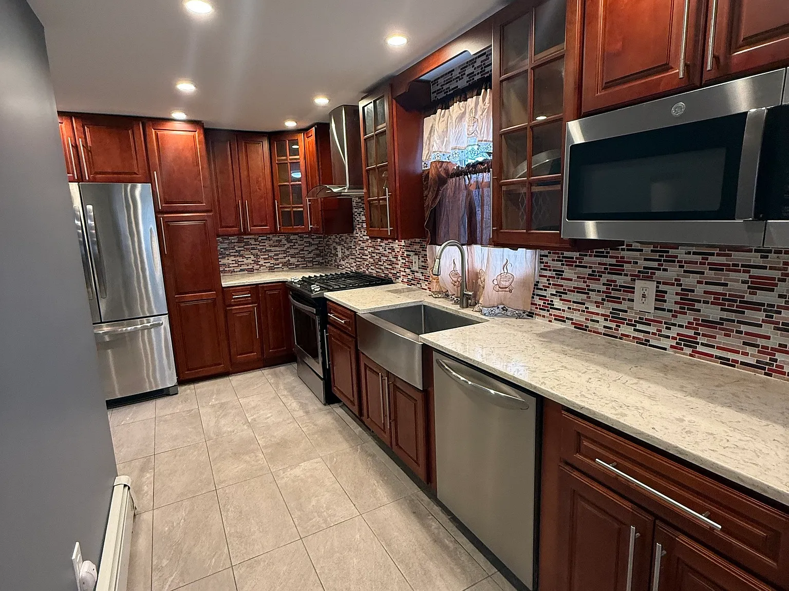 3 bed, 1.0 bath, 1050 sqft, $3,500 — Photo 2