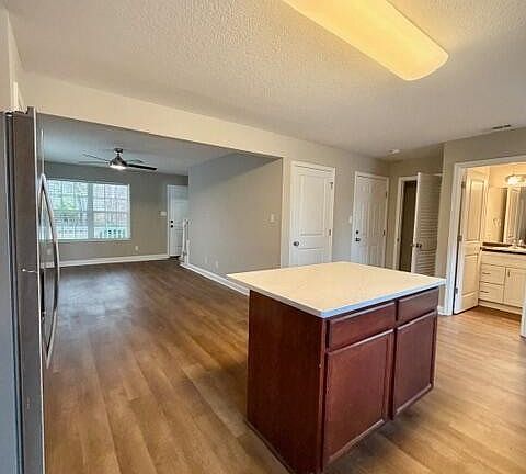 4th image of 945 Norwood Village Ln