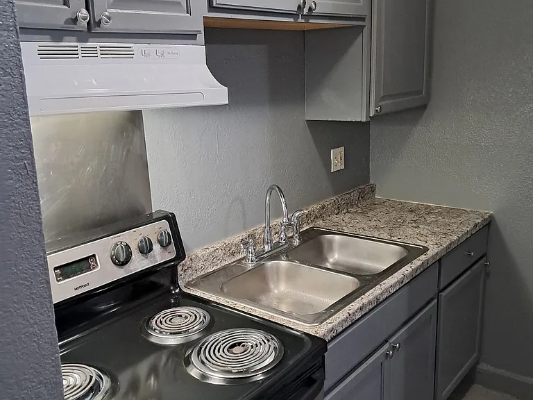 1425 N Yosemite St #2 — Photo 4