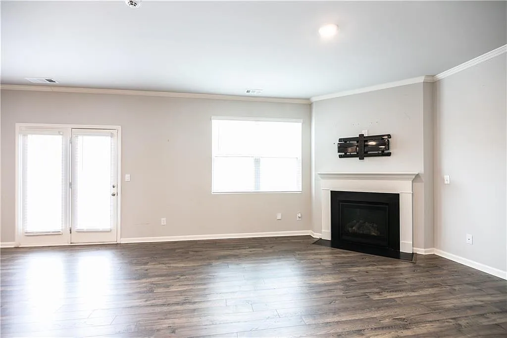 5 bed, 3.5 bath, 2896 sqft, $3,200 — Photo 2