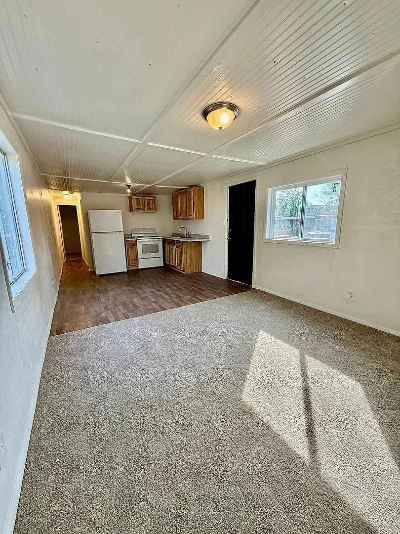 Completely renovated 2 bed, 1 bath trailer home in north Pocatello. — Photo 3