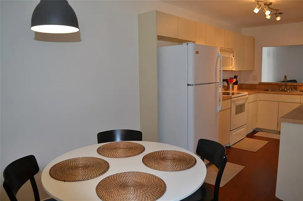 2 bed, 2.5 bath, 1700 sqft, $2,700 — Photo 2