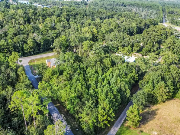 11 Hickory Dr, Kiln, MS 39556