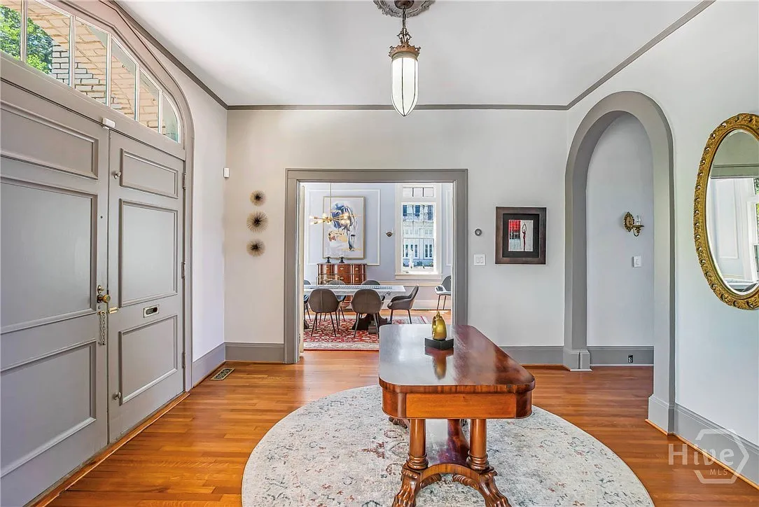 8 bed, 3.5 bath, 5500 sqft, $9,000 — Photo 3