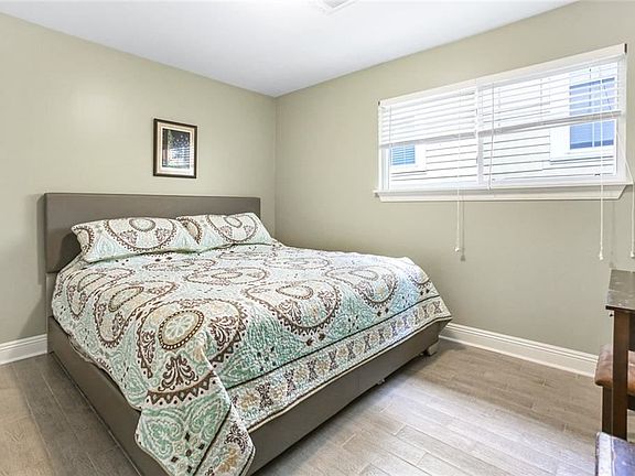 5th image of 2926 Banks St #28