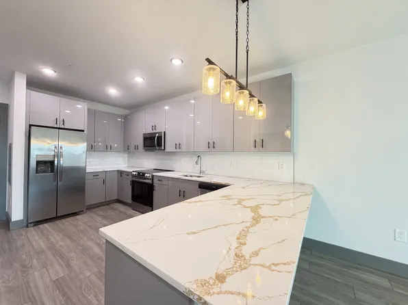 531 32nd Street image 1 of 7