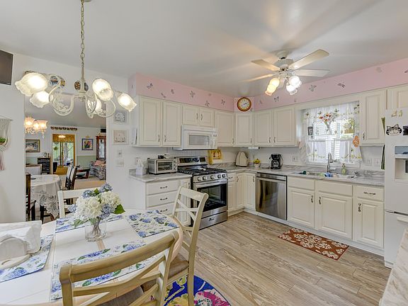 5th image of 2242 Deerpath Dr W