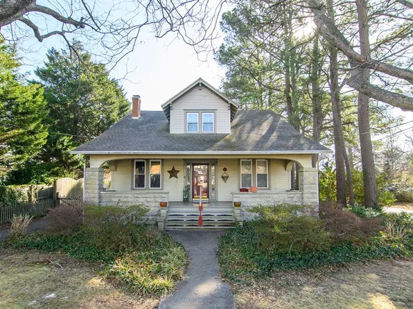 17 Ames St, Onancock, VA 23417